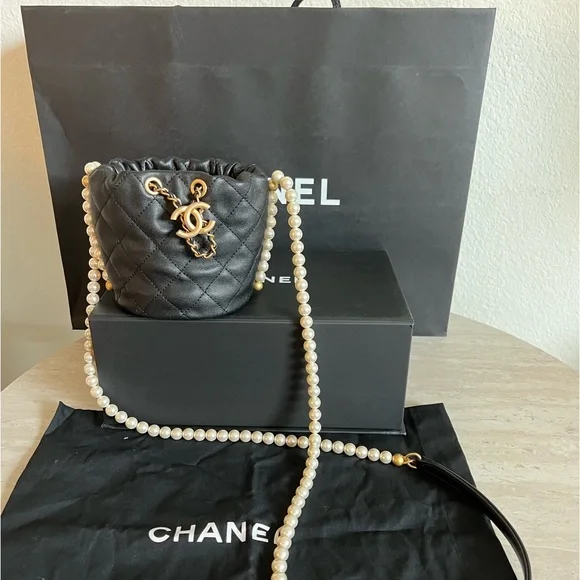 ショルダーバッグ・ポシェット × ヴィンテージ(中古) Chanel Mini Bucket Bag AS1883 Chanel Mini Bucket Bag Black Lambskin Silver Hardware